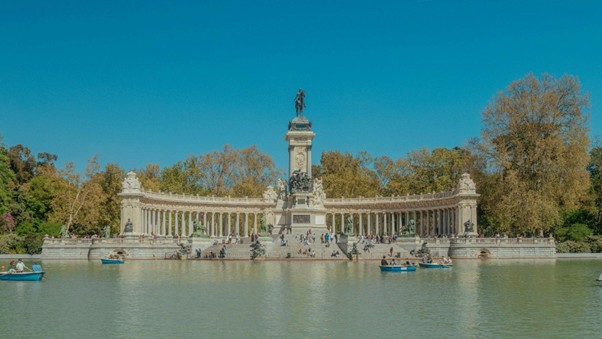 El parque de El Retiro es un punto de encuentro tradicional para los habitantes de Madrid.