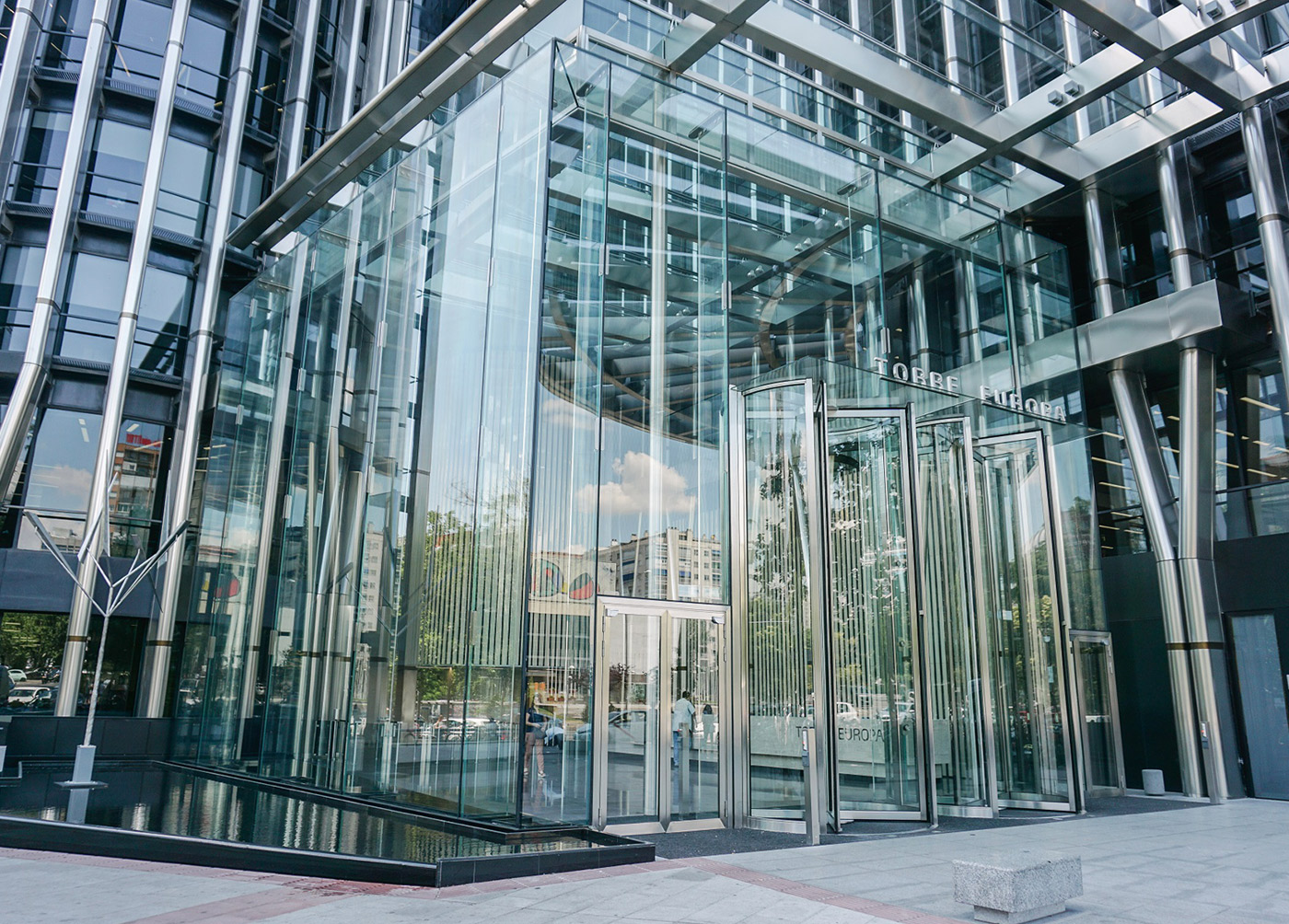 Particular entrada al edificio de Torre Europa (Foto: agibre.com)