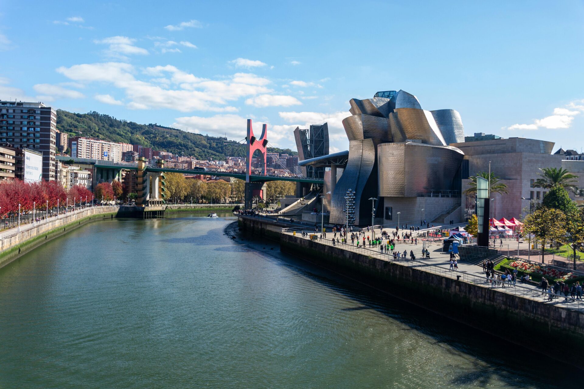 El Museo Guggenheim Bilbao es uno de las piezas clave de la transformación urbanística.