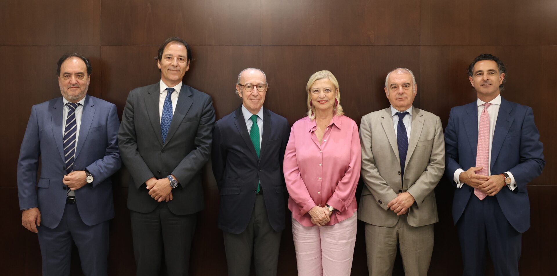 De izquierda a derecha, Ignacio de Cal, representante del ámbito APE 08.20 Malmea-San Roque-Tres Olivos; Pablo Galvache, secretario no miembro; Fidel Sáenz de Ormijana, vicepresidente de la EUCC y representante del ámbito APR 05.10 Estación de Chamartín; Paloma García Romero, delegada del Área de Obras y Equipamientos y representante del Ayuntamiento de Madrid; Miguel Hernández, presidente de la EUCC y representante del ámbito APE 05.31 Centro de Negocios Chamartín; y Sergio Criado, representante del APE 08.21 Las Tablas Oeste.
