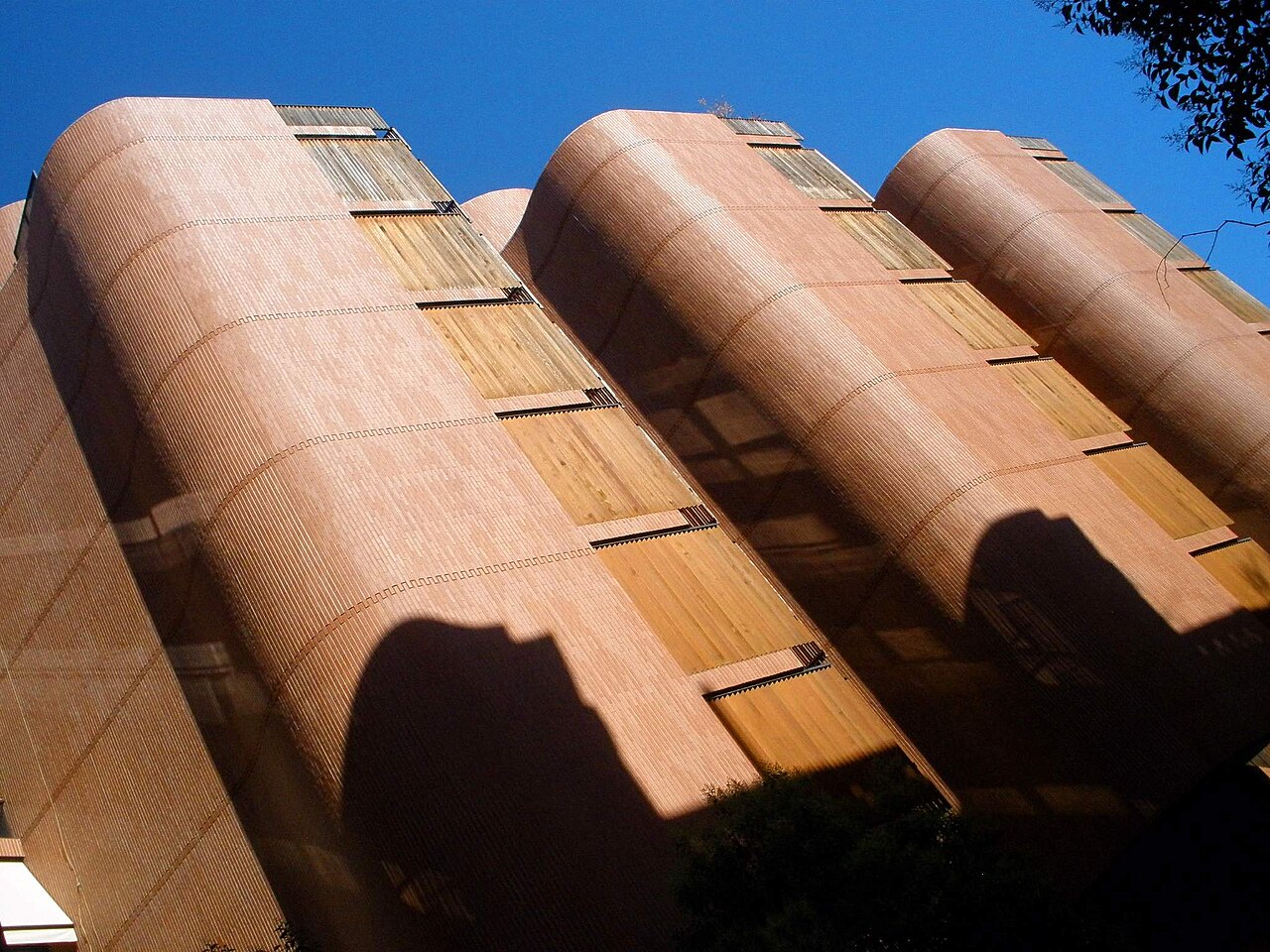 Edificio Girasol: Fachada de ladrillo del Edificio Girasol en la calle Ortega y Gasset de Madrid.