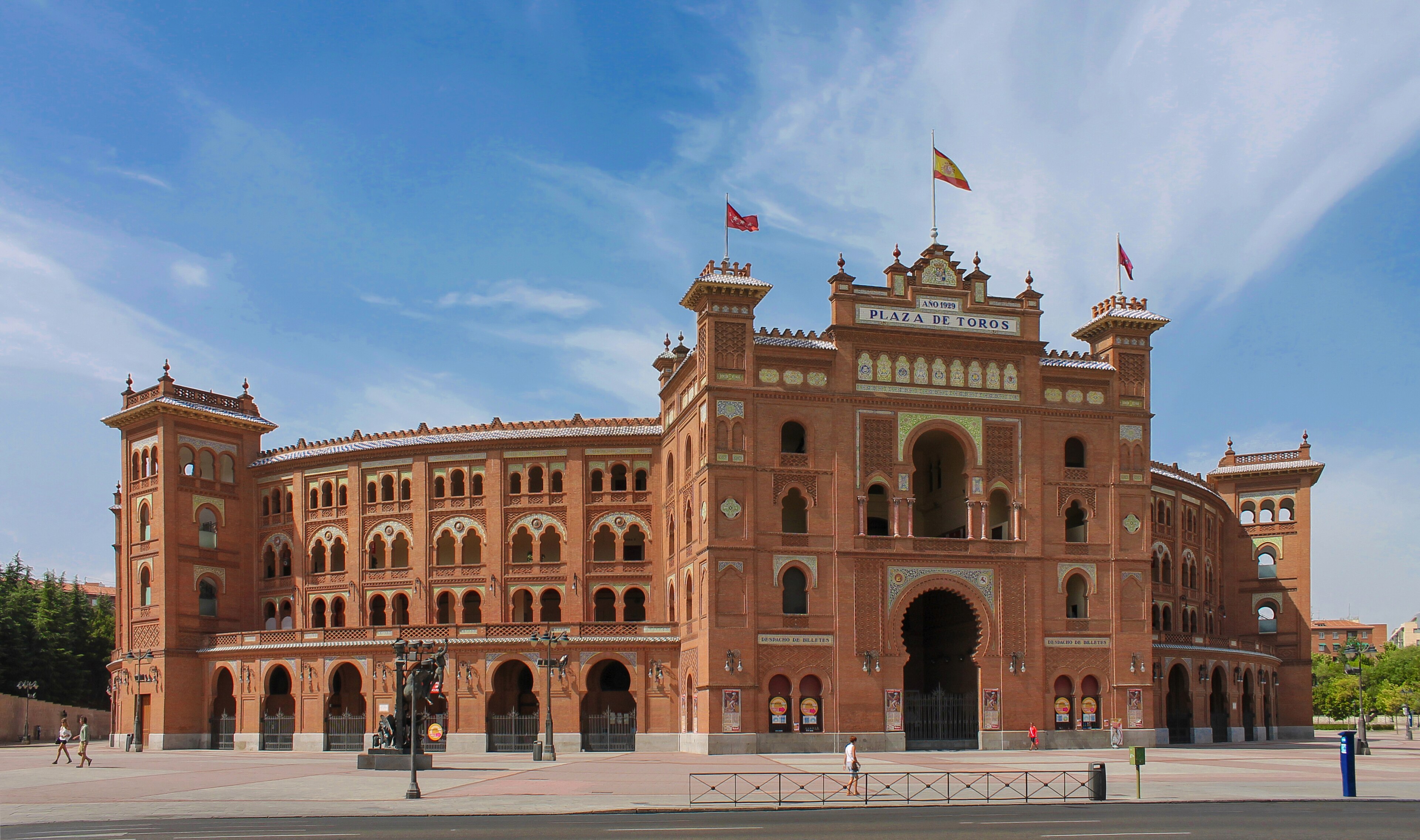 Matadero Madrid: Detalle de una fachada de ladrillo, piedra y cerámica en Matadero Madrid.