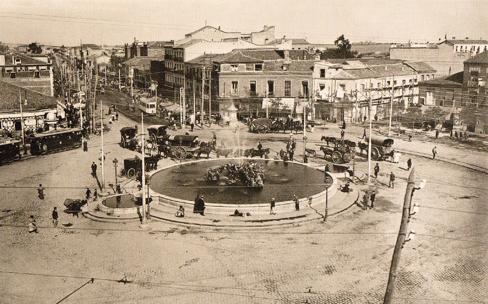 Vista histórica de la antigua glorieta de Cuatro Caminos, paso de la Carretera de Francia en Madrid.