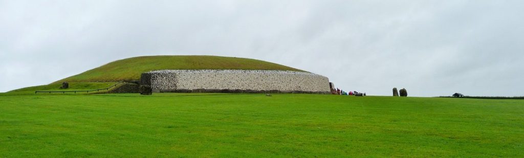 mulo megalítico de Newgrange, en Irlanda - naturaleza