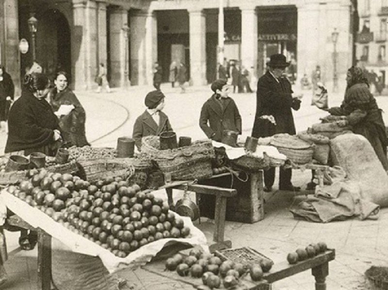 Mercado callejero en la Plaza Mayor historia de madrid