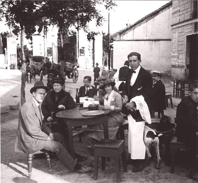 Familia Dusmet tomando el aperitivo en un merendero cerca de Puerta de Hierro