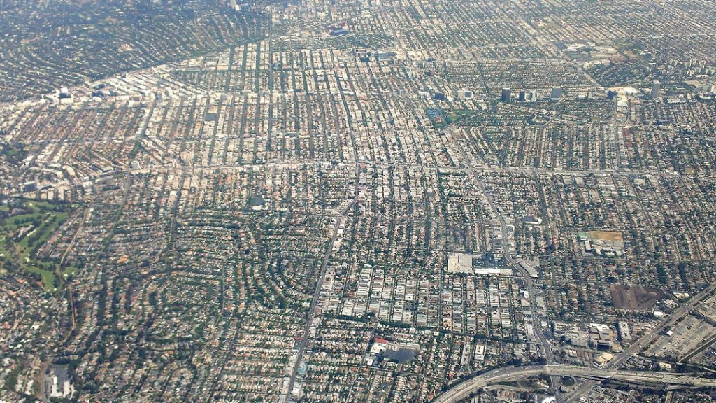 Vista aérea de Beverly Hills. Los Ángeles es un ejemplo de ciudad dispersa, en la que abundan las viviendas unifamiliares.