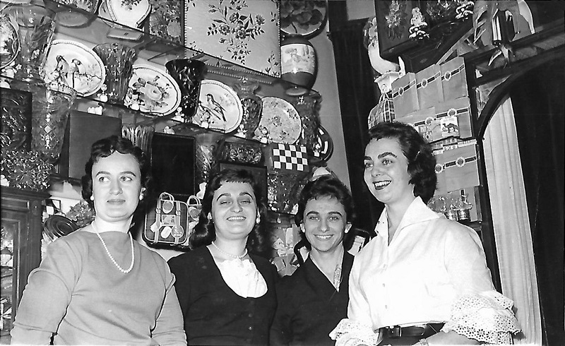 trabajadoras de bomboneria caramelos La Violeta foto historica plaza de canalejas madrid
