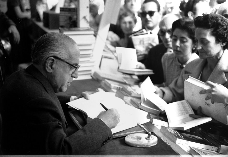 Gregorio Marañón en la Feria del Libro de Madrid, el 4 de junio de 1959