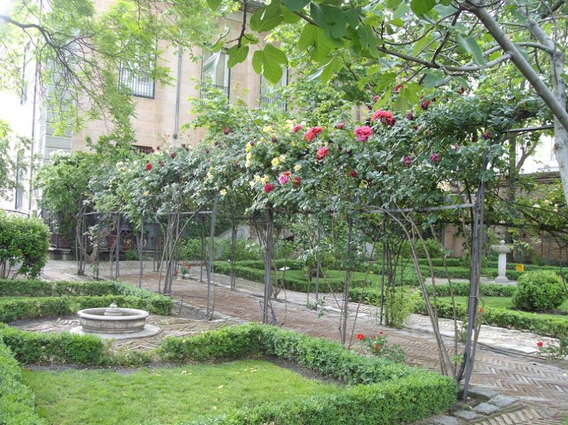 Pérgola de rosales trepadores en flor en el céntrico jardín del Príncipe de Anglona. Foto: Ayuntamiento de Madrid.