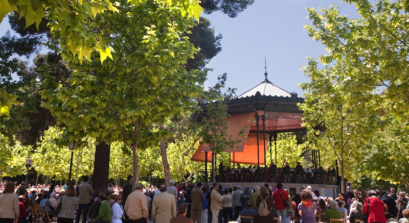 La Banda Sinfónica Municipal ofrece uno de los conciertos gratuitos que se celebran, cada domingo, en el templete del parque del Retiro.