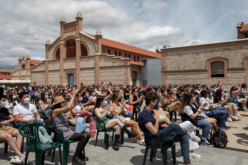 El recinto de Matadero Madrid acoge regularmente eventos al aire libre, como conciertos y, en verano, cine de autor.