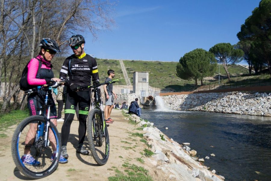  Ciclistas junto a la presa de El Pardo, uno de los destinos más populares y cercanos a la capital.